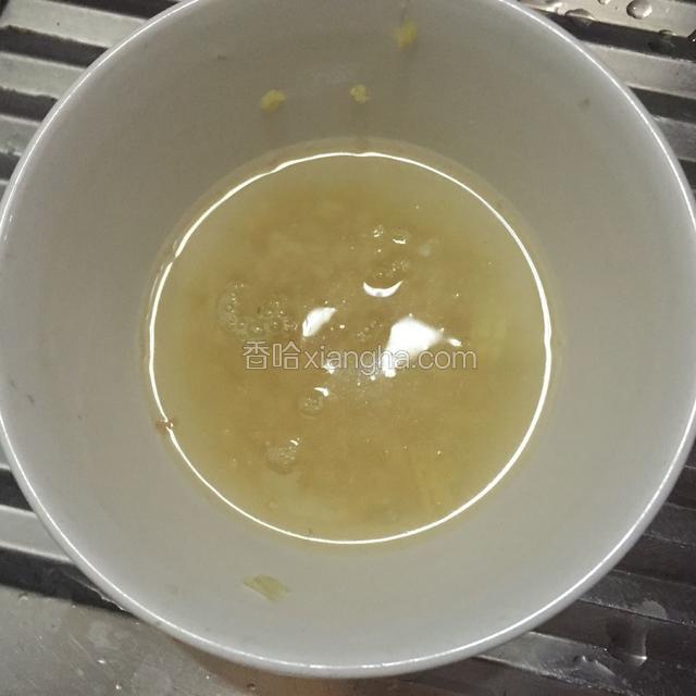 姜切小细丁儿，倒点清水渗出姜汁。