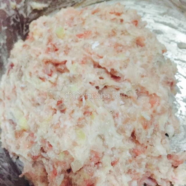 抓匀后，手抓起一直往一个方向砸，直到砸的鱼肉和五花肉完全融合一起。