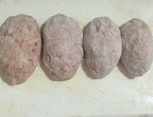 做成一个个椭圆的肉饼，用水淀粉拍匀，免粘锅。