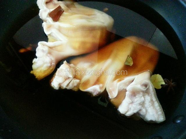 加入适量的水，大火煮50分钟
