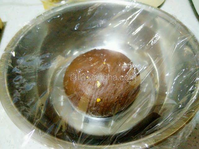 和好的面团放进干净容器   并覆上保鲜膜