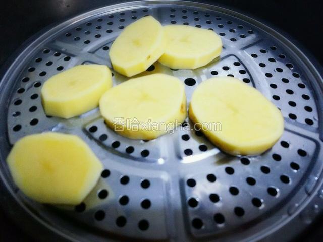 将土豆隔水蒸熟。