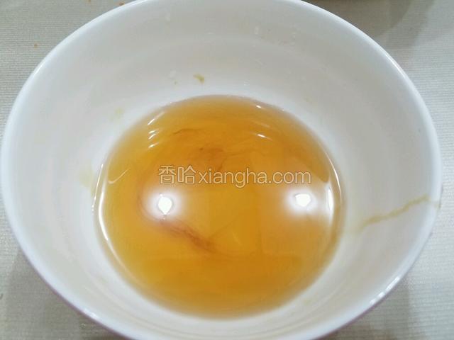 用小碗倒好蜂蜜。