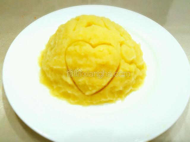 土豆泥倒入盘中，稍微整一下造型。