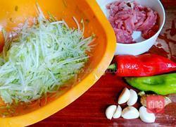 黄瓜炒肉的做法图解1