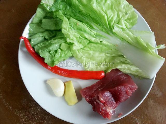 把瘦肉，姜.蒜瓣.红杭椒.准备就绪，清洗干净