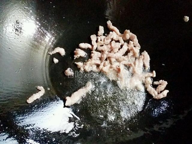 锅内加少许的油，把肉丝倒入锅内，小火炒变色炒散