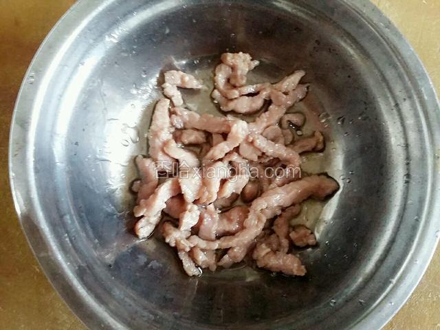 把炒好的肉丝沥油装碗