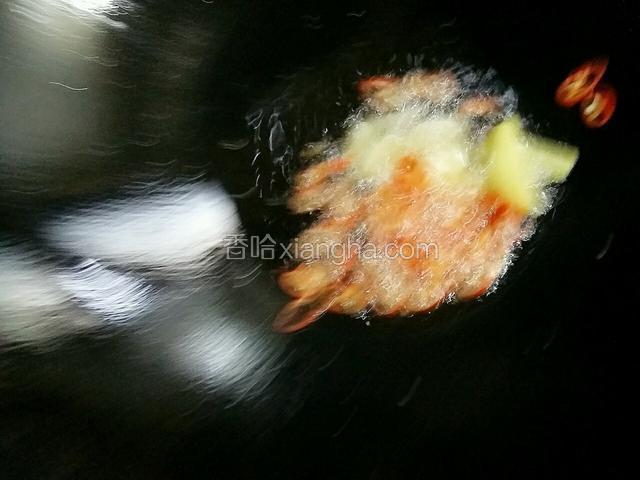 转小火把姜.蒜.红杭椒倒入锅内炒出香味
