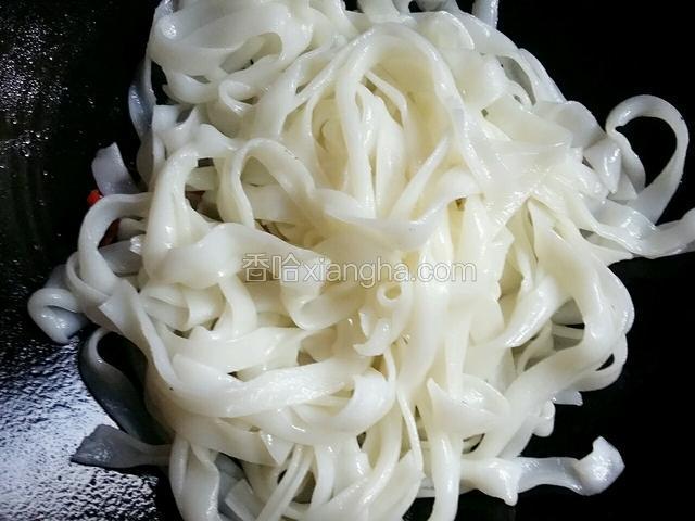 把米粉倒入锅内，中火翻炒一分钟左右