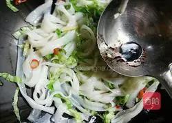 Illustration of how to make shredded pork and fried rice noodles 11