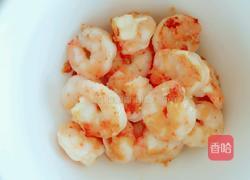 虾仁卷心菜炒面的做法图解2