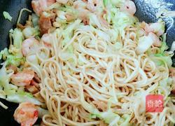 虾仁卷心菜炒面的做法图解10