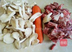 平菇排骨汤的做法图解1