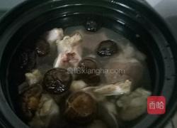 猪骨香菇粉丝汤的做法图解6