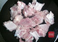 白萝卜玉米排骨汤的做法图解2