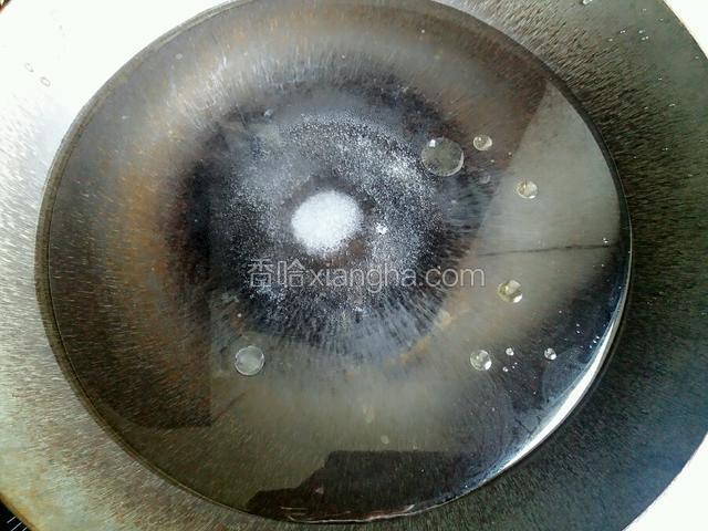 锅内加入适量的水，水中滴入几滴香油撒入适量的盐烧开