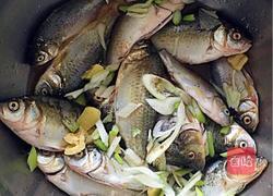 【香煎小鲫鱼】的做法图解2