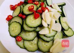 蒜片黄瓜的做法图解2