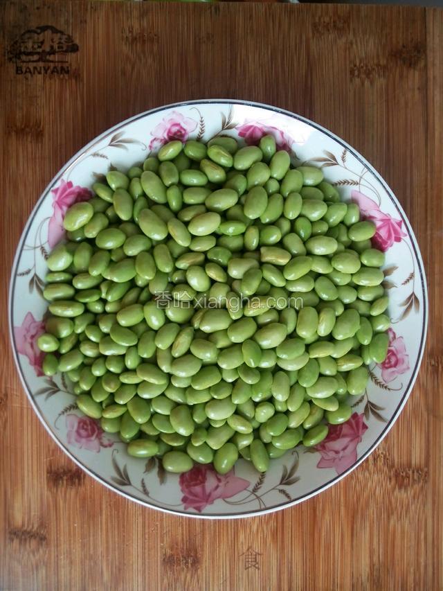 毛豆剥去外壳，洗净备用