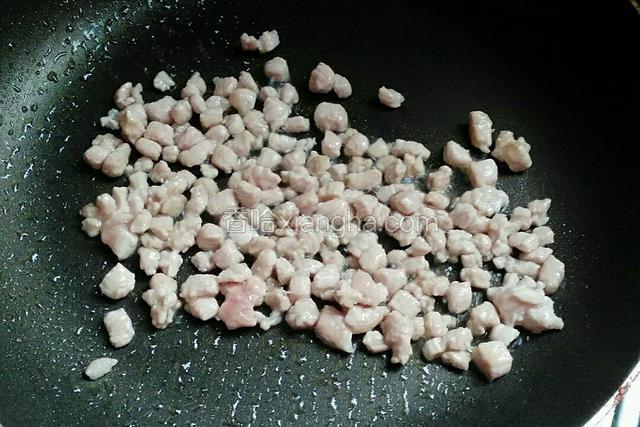 下油，肉丁下锅，炒至变色。