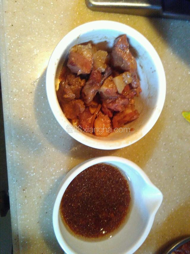 把蒸好的肉，一块块，夹放另一个碗，备用！