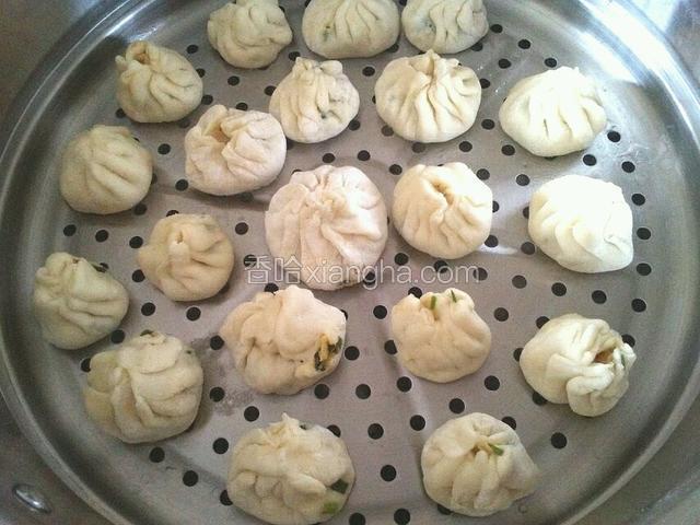包好后放在蒸锅里面醒发20分钟