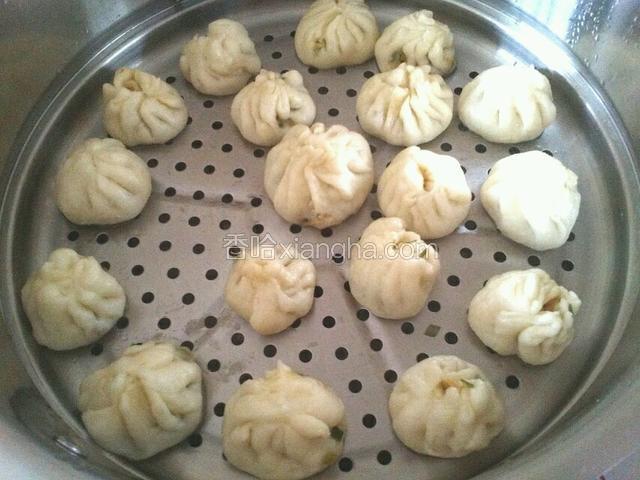 醒发好后冷水上锅蒸15分钟然后不要马上开锅，在闷3分钟后出锅