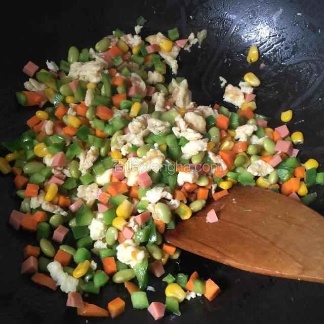 锅内加少量油 倒入玉米粒 青椒块 胡萝卜块 青豌豆 火腿肠翻炒均匀 再加入鸡蛋翻炒至变色 最后加入菠萝肉翻炒 再加一勺蚝油翻炒均匀