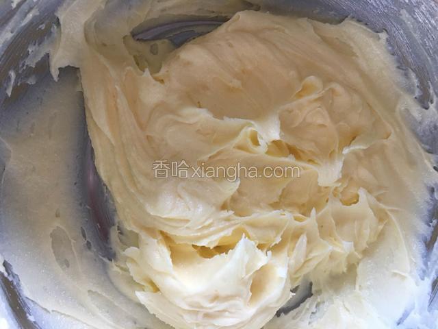 黄油打发到体积膨大，颜色稍变浅立刻。