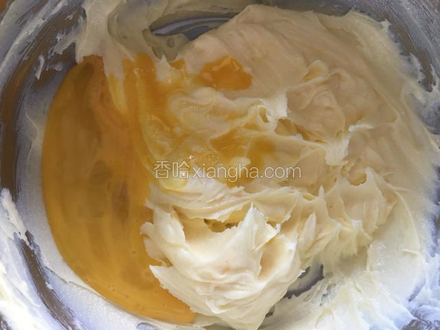 分2～3次加入鸡蛋液，用手动打蛋器搅打均匀。每一次都要等黄油和蛋液完全融合再加入下一次。