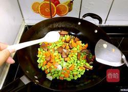 青豆炒腊肉的做法图解7