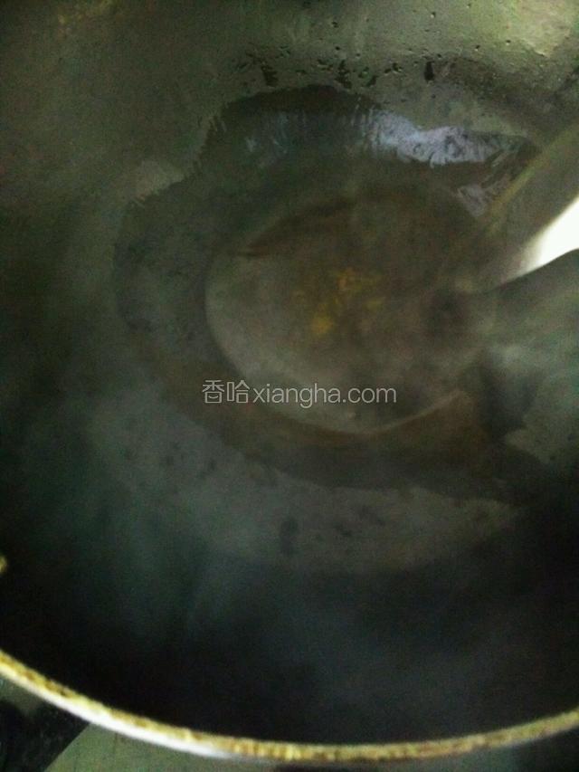 热锅冷油，撒少许白糖