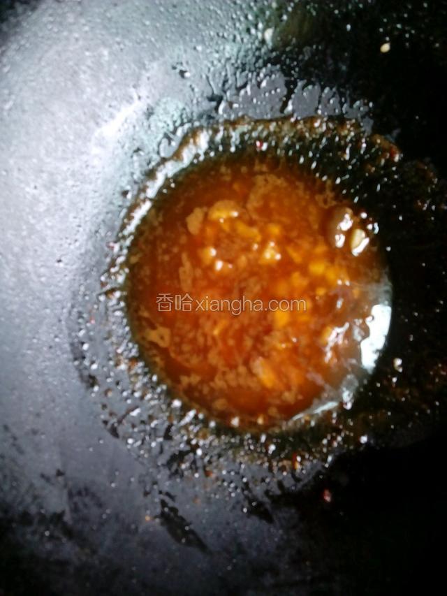 再加入适量的豆瓣酱炒至成红色