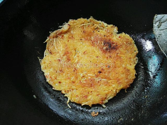 土豆丝均匀裹上油之后加入盐和辣椒面，再次翻炒均匀摊成饼状，关小火慢煎至两面金黄起锅，切成任何你喜欢的模样，撒上葱花