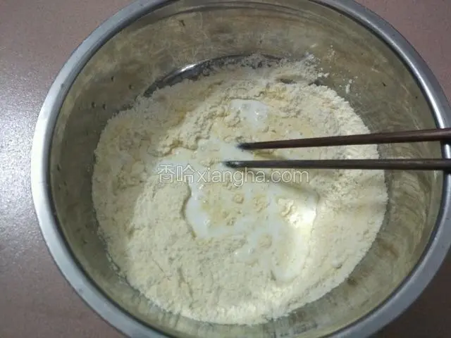 玉米粉、面粉、白糖、泡打粉混合均匀加入牛奶搅拌成粘稠状