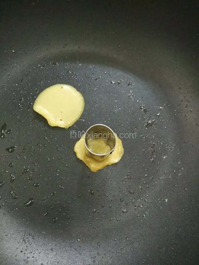 依次做完面糊！最上面的小花饼，我是煎好了面糊，再用小的模具印出来的