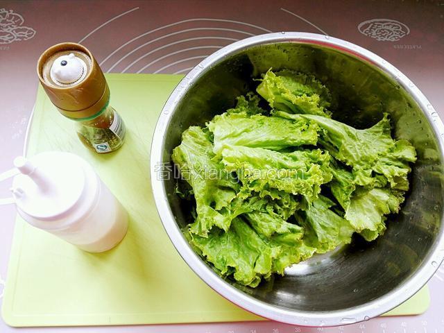 生菜洗净，沙拉酱和黑胡椒粉备齐