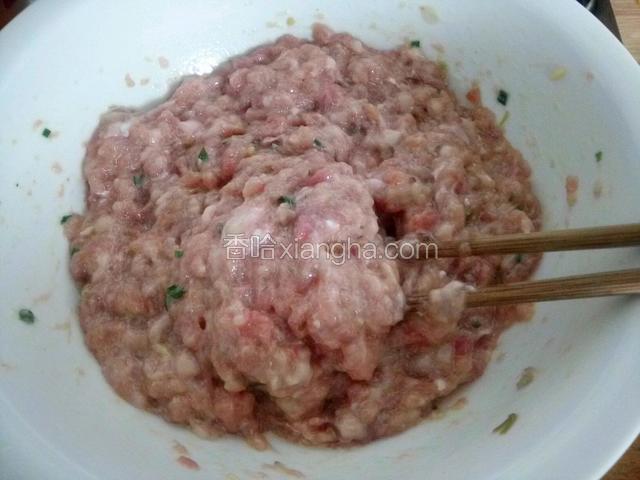 加一点清水，顺方向搅拌，上劲