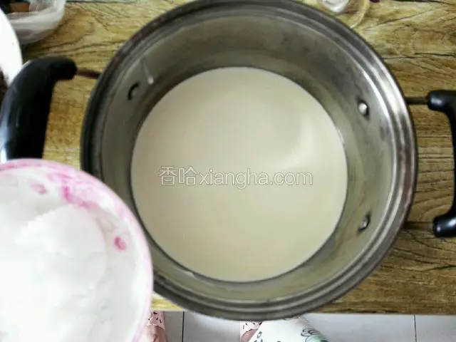 把牛奶，淡奶油和糖放入锅中搅拌匀