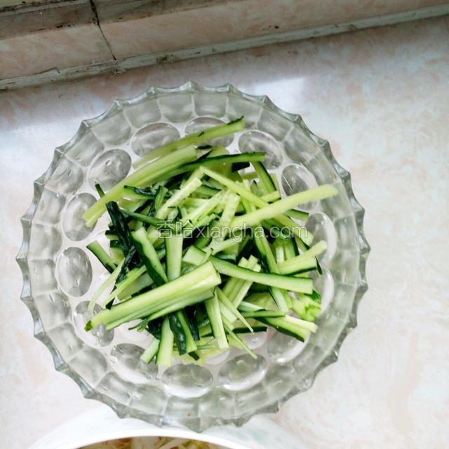 黄瓜切丝备用