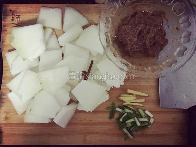 冬瓜去皮洗净切厚片，葱姜切丝，肉切丁放盐，料酒，调味料，淀粉，拌匀腌制十分钟