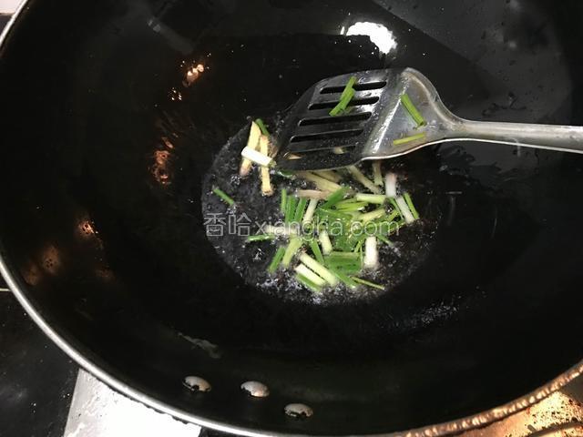 锅中油烧热爆香葱姜
