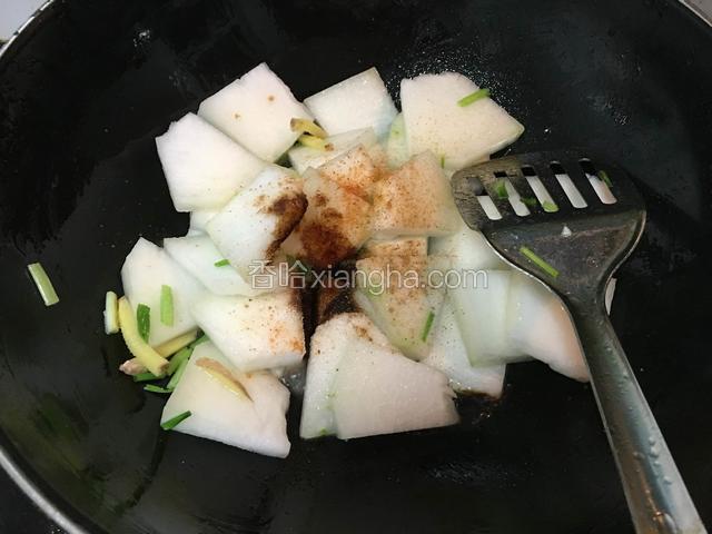 放入冬瓜，加盐，调味料，一滴生抽，一小勺胡椒粉翻炒均匀