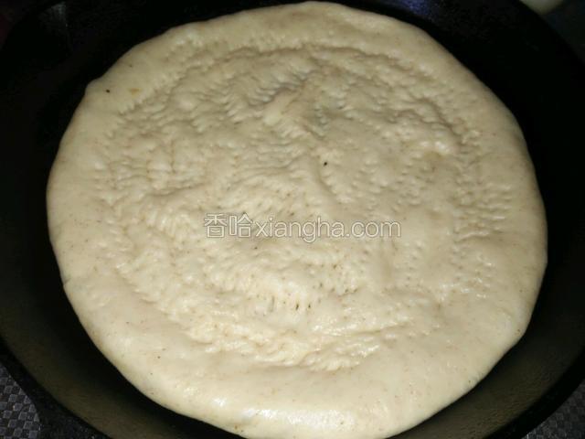 没有披萨盘，就用平底铁锅，放入披萨饼胚