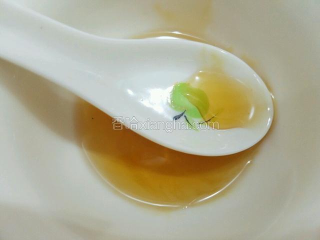用小碗倒上蜂蜜。