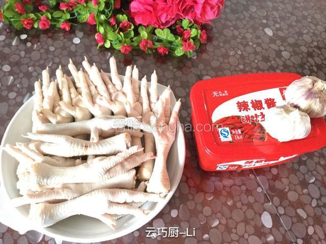 准备好食材。鸡爪2斤、蒜头2个、韩式辣椒酱2勺。