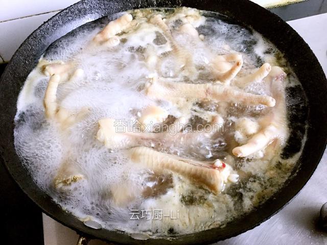 锅里烧开水，把鸡爪下锅煮至沸腾。