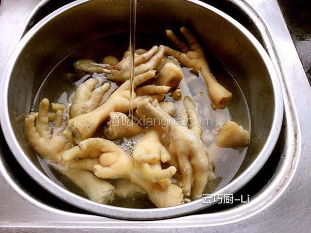 捞出来、用水清洗干净备用。