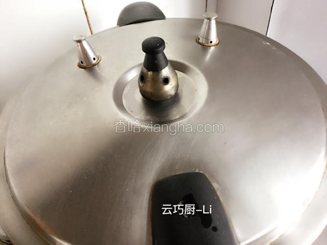 把鸡爪和准备好调料、10克盐放到压力锅里，开锅煮5分钟关火放凉。